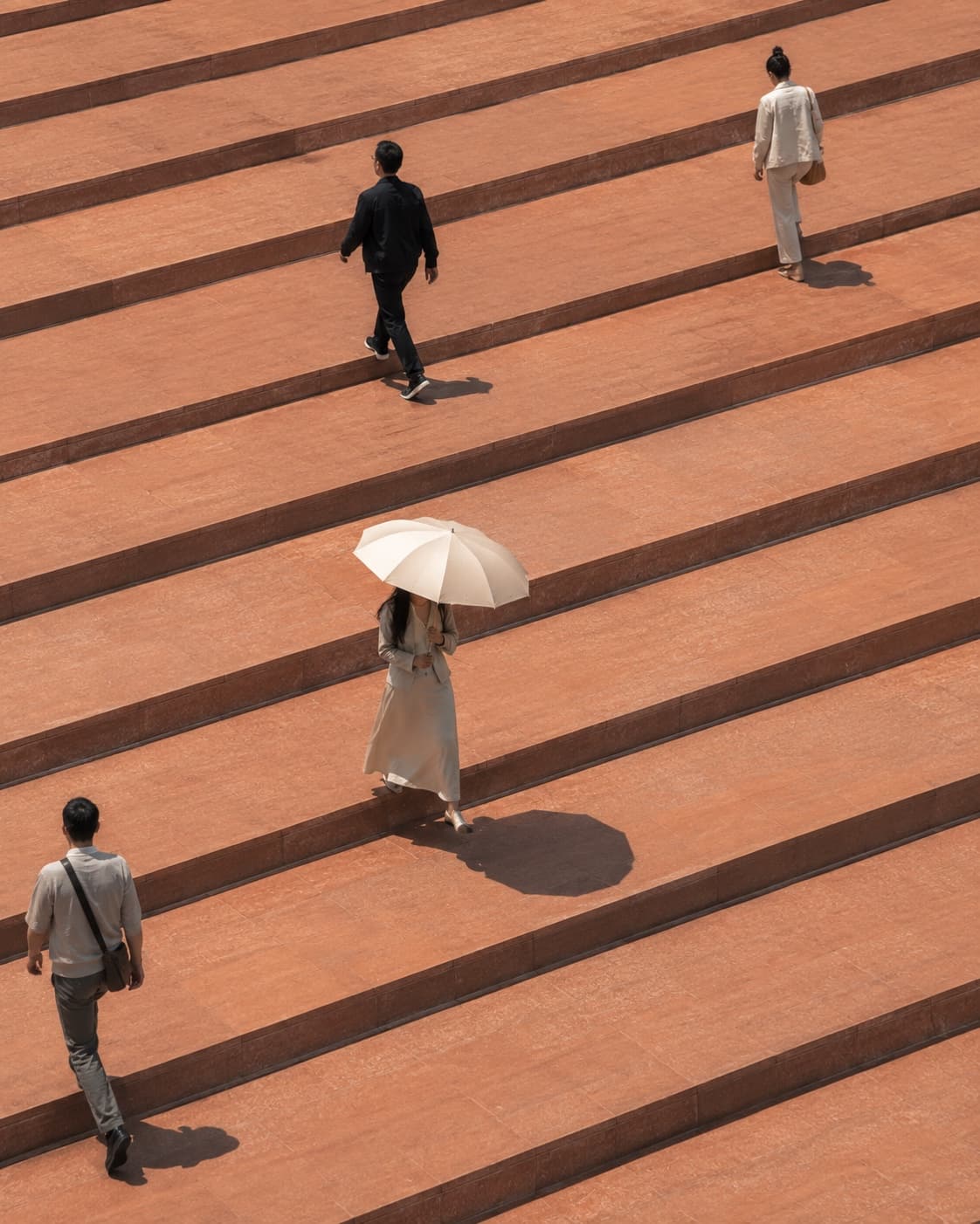 Personas avanzando por una estructura de niveles